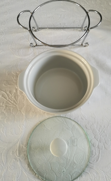 White Stoneware Casserole Dish With Cradle & Lid - Picture 5 of 7